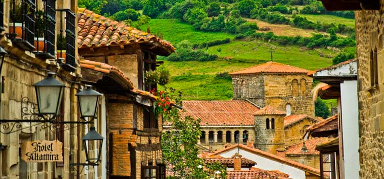 Entre los pueblos más bonitos de España tenemos a Santillana del  Mar